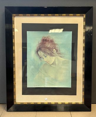 une image représentant un tableau représentant le visage d'une femme, dans un cadre noir