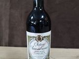 une bouteille de vin posée sur une table