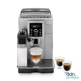 gros plan d'une machine à café avec deux tasses de café