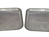 deux plateaux en argent munis de poignées de chaque côté