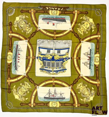 un gros plan sur une écharpe verte ornée d'un motif représentant des bateaux