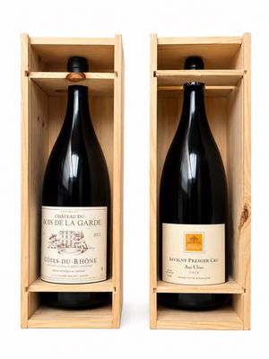 deux bouteilles de vin dans un coffret en bois sur une surface blanche