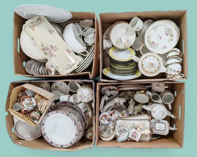 des boîtes remplies d'assiettes et de plats variés sur fond bleu