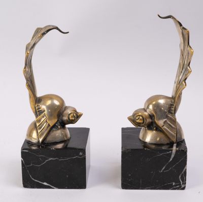 paire de serre-livres Art déco en laiton représentant des oiseaux, sur socles en marbre
