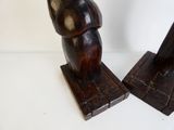 deux figurines en bois représentant un homme et une femme