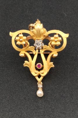 Gros plan sur une broche contenant une perle