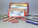 une boîte de petits trains posée à côté d'une autre boîte de petits trains