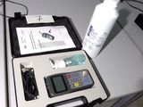 une boîte contenant une calculatrice et une bouteille d'eau, posée sur une table