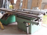 une machine placée au milieu d'une pièce