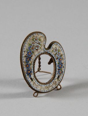 paire de broches en argent et émail ornées de motifs bleus, verts et blancs