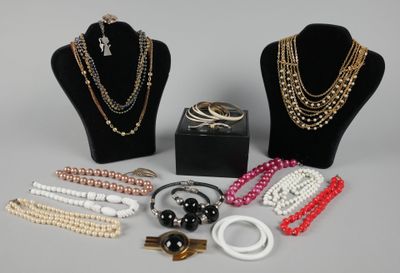 un assortiment de bijoux comprenant des colliers, des bracelets et des bagues