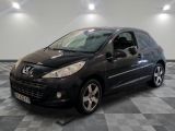 la photo d'une petite voiture noire garée dans un garage
