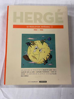 un livre sur lequel figure l'image d'une lune jaune