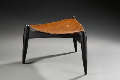 une image représentant une chaise en bois avec des pieds noirs et une assise en bois