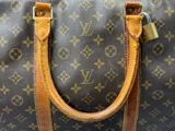 un gros plan sur un sac Louis Vuitton marron et beige