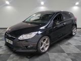 une photo d'une Ford Focus noire garée dans un garage
