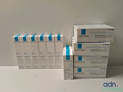 une pile de quatre boîtes posées les unes à côté des autres sur une table