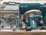 une boîte bleue avec des outils à l'intérieur sur le sol