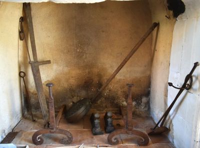 une image d'une cuisine avec une cuisinière et des outils