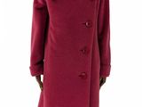 Le manteau est rouge et comporte des boutons au niveau du col.