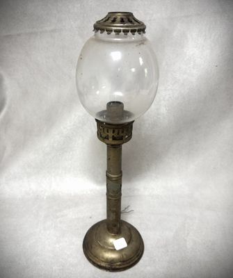 une lampe en verre posée sur une table
