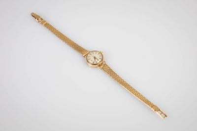 une image d'une montre en or sur fond blanc