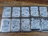 six disques durs empilés les uns sur les autres sur une table en bois