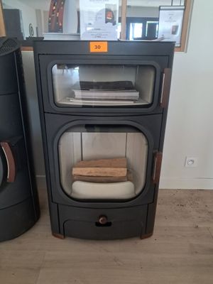 une cuisinière et un micro-ondes dans une pièce équipée d'un poêle à bois