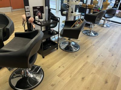 quatre fauteuils de coiffeur en skaï noir, piètement chromé,…