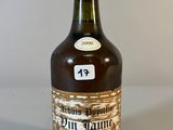 une bouteille d'alcool posée sur une table