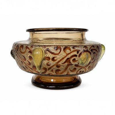 un vase orné d'un motif marron et vert