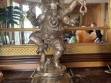 une statue d'éléphant posée sur un socle devant un miroir