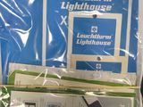 deux paquets contenant des appareils électroniques posés sur une table
