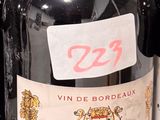 plusieurs bouteilles de vin sont alignées sur une étagère dans un magasin