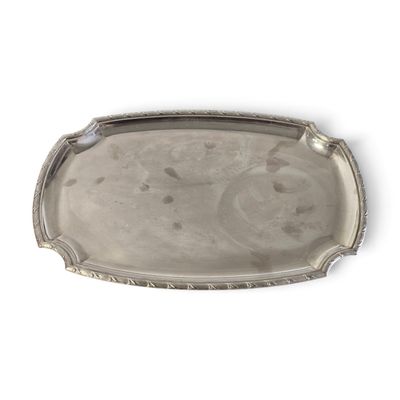 un plateau ancien en argent muni d'une poignée, sur fond blanc