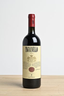 une bouteille de vin posée sur une table
