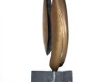 sculpture représentant une banane posée sur un socle en marbre, sur fond blanc