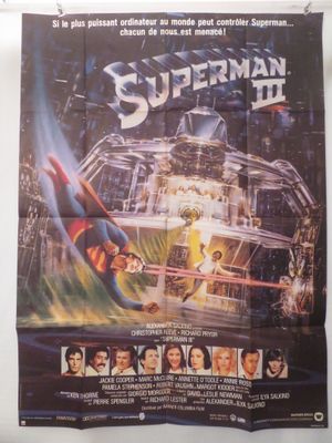 L'affiche de « Superman II » est accrochée au mur.