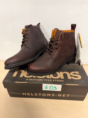 une paire de bottes marron posée sur une boîte