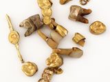 plusieurs pièces d'or sont disposées sur une surface blanche