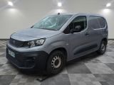 une camionnette grise garée sur un sol à damier dans un garage