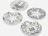 trois assiettes blanches et noires ornées de motifs sur un fond blanc