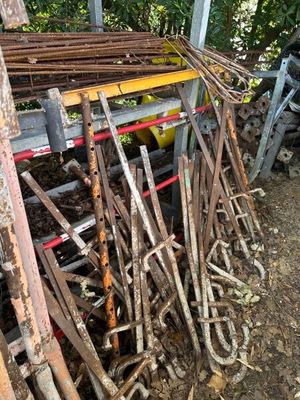 un tas de métal rouillé et de bois par terre