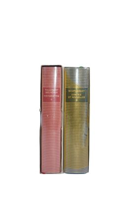 deux livres posés l'un à côté de l'autre sur une surface blanche