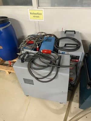 deux machines placées l'une à côté de l'autre dans une pièce