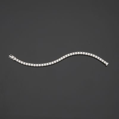 un bracelet en diamants et en or blanc, de la marque Business