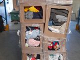un carton de vêtements dans un entrepôt rempli de cartons