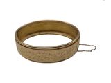 un gros plan sur un bracelet en or entouré d'une chaîne