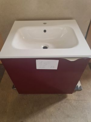 un lavabo blanc et un meuble de salle de bains rouge