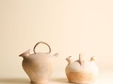 deux vases posés l'un à côté de l'autre sur une table